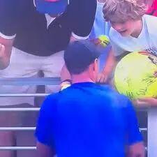 波兰百万富翁,美网观赛当众抢小孩帽子,还扬言:手慢无?